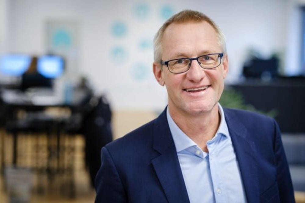 Christiansborg har i dag besluttet at afskaffe prisloftet på udnyttelse af overskudsvarme i fjernvarmen, efter at Dansk Fjernvarme i flere år har kritiseret prisloftet for at stoppe gode og grønne overskudsvarmeprojekter i fjernvarmeproduktionen. "Endelig" siger direktør i Dansk Fjernvarme, Kim Mortensen - Jesper Voldgaard