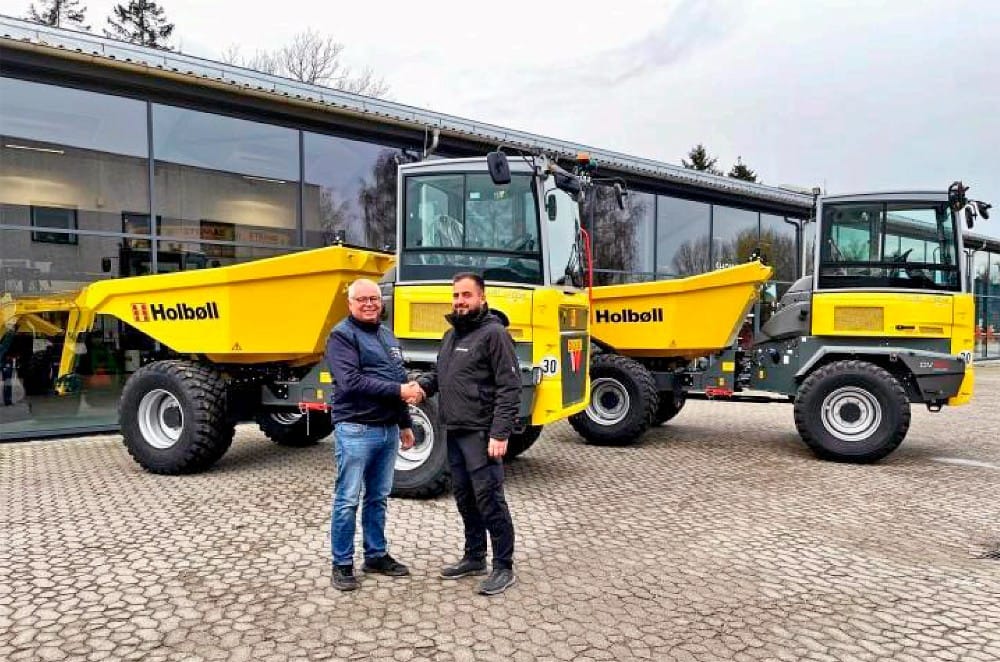 Holbølls maskinchef Mikkel Hove-Christensen (til højre) og salgskonsulent Jens Andersen fra Stemas giver hånd på to gange Wacker Neuson DW90-2 til det sjællandske entreprenørfirma.