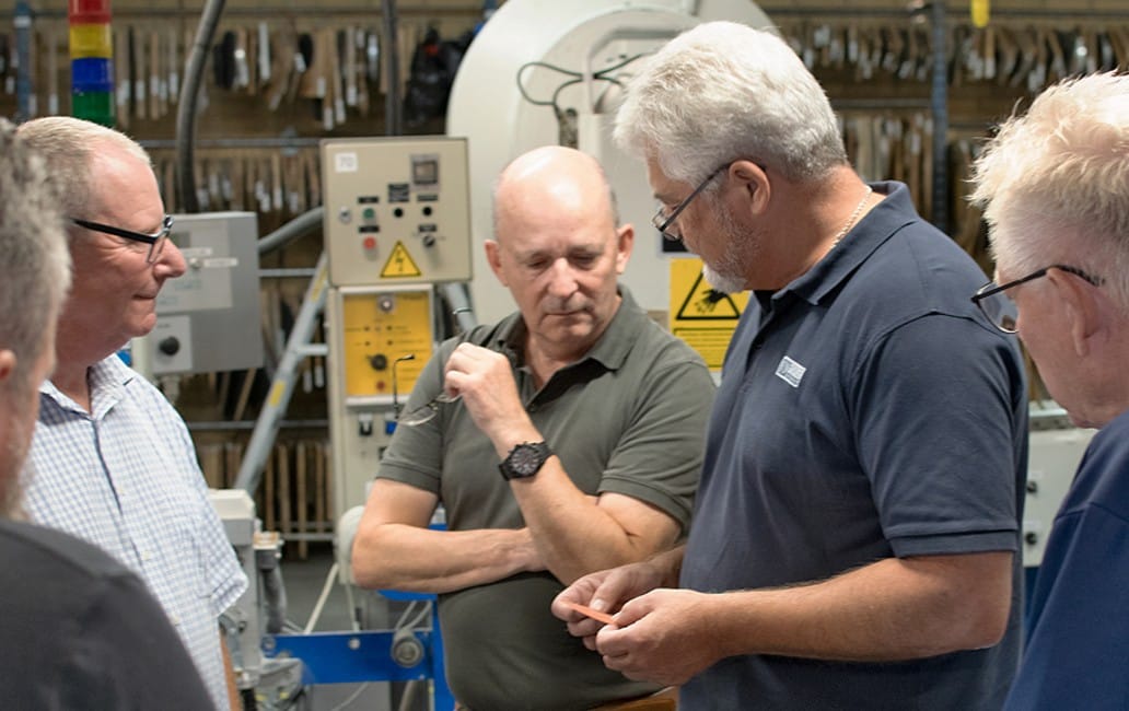 Produktchef Bjarne Feddersen og fabrikschef Flemming Jensen drøfter pakningsmaterialer og produktionsmuligheder med Betechs kundekonsulenter