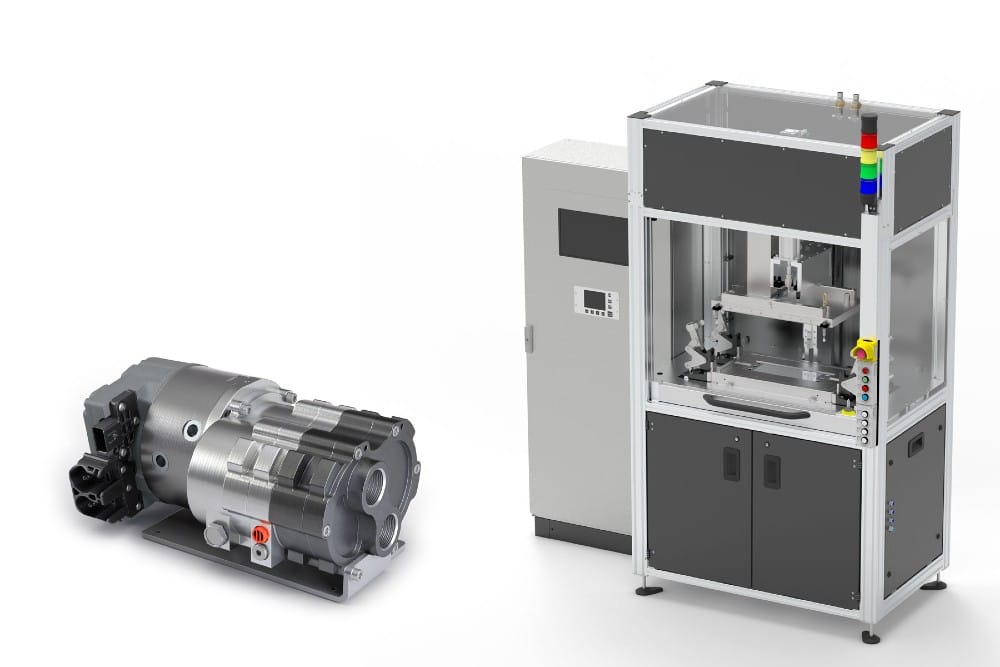 Til venstre ses MINK MH 0040 recirkulationsblæser fra Busch Vacuum Solutions. Til højre ses lækagetestmodul til lækagetest af bipolære plader fra Pfeiffer Vacuum+Fab Solutions. Kilde: Busch Group