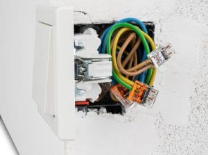 WAGO 2273 fjedersamlemuffer gør installationen lynhurtig! Med push-in teknologi – ingen skruer, uden værktøj = Nul besvær.
