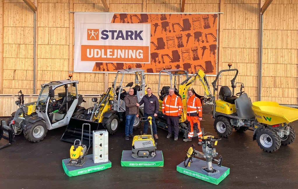 Nye Wacker Neuson-maskiner til en helt ny Stark-afdeling i Næstved. Fra venstre er det salgskonsulent Jens Andersen fra Stemas med de tre Stark-folk key account manager Morten Frost, teamkoordinator for udlejning René Knudsen, og Niels Nielsen fra Stark Udlejning.