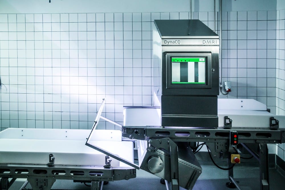 DynaCQ fremmedlegeme-detektion til indgangskontrol af råvare og slutprodukter er opgraderet med nye algoritmer, der gør systemet endnu mere præcist i identifikationen af fremmedlegemer som fx plast - Foto: Teknologisk Institut.