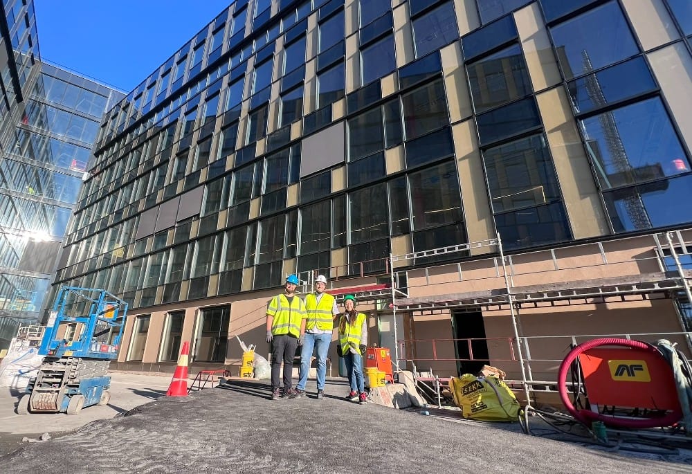 Wavin har leveret 13.500 meter afløbsrør og fungerer som totalleverandør af afløb til Construction City, Norges største byggeprojekt på 103.000 kvadratmeter. (På billedet fra venstre mod højre: Kristian Søtten Dean, projektleder for Assemblin ved Construction City, Thomas Ødegaard og Oleksandra Furman fra Norsk Wavin)