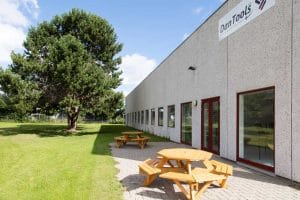 Dan Tools laver renrums celle omkring en plaststøbemaskine