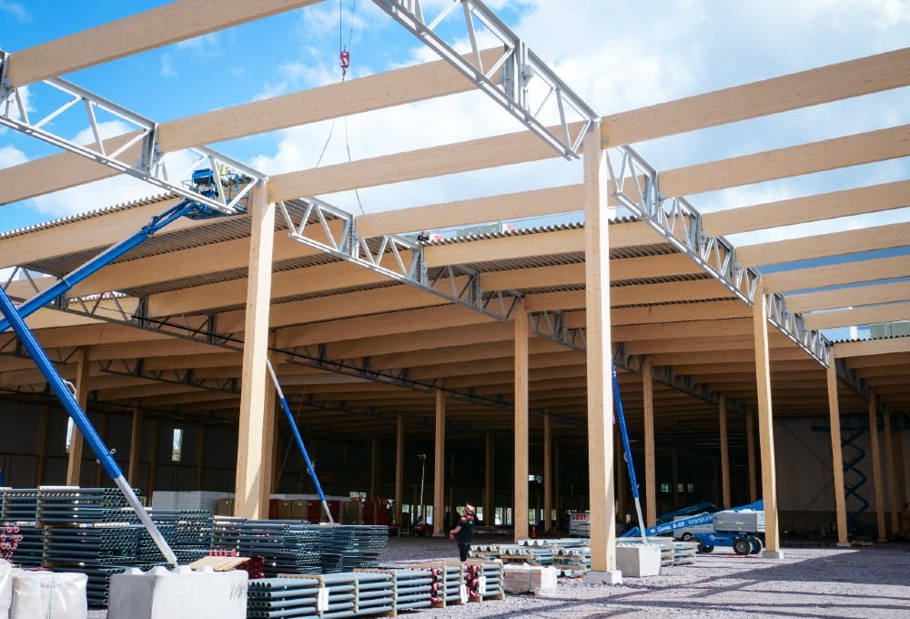 Korrekt anvendelse af CLT gør det til et stærkt alternativt til beton og stål, og det er derfor vigtigt at have det på dagsordenen, hvis vi skal sikre høj kvalitet og lang levetid i træbyggeriet, siger Jacob Møldrup Hansen, som er Nordisk Teknisk Chef i Simpson Strong-Tie