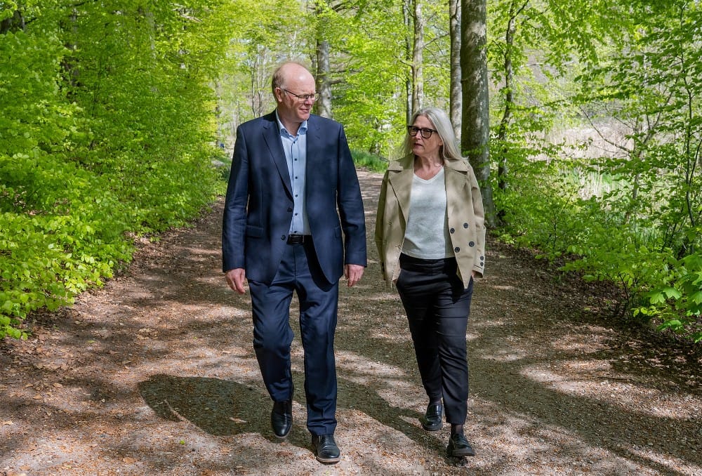 Peter Hedegaard fra Saint-Gobain får en snak om det kommende seminar med Dorthe L. Hartung fra Phønix Tag Materialer. Foto: Jonas Fotografi