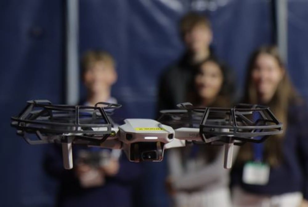 8. klasser fra hele landet deltager i Teknologidagen 2025 i Odense, hvor de sammen med nogle af Danmarks største virksomheder udforsker fremtidens teknologi og løsninger inden for automatisering og robotteknologi. Foto: Teknologisk Institut