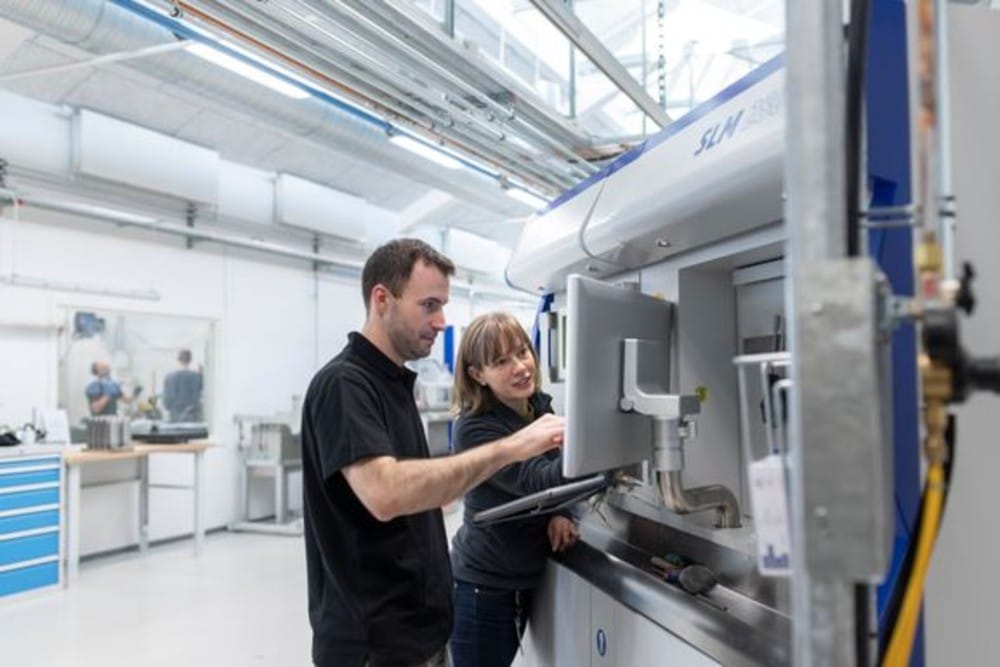 Det er vores opgave at nedbryde de barrierer, der står i vejen for 3D print, forklarer Ellen M. J. Hedegaard, forretningsleder på Teknologisk Institut. (th) Foto: Teknologisk Institut