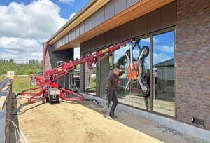 Effektiv glasmontering med høj præcision: Hybridkran og glasløfter i perfekt samspil