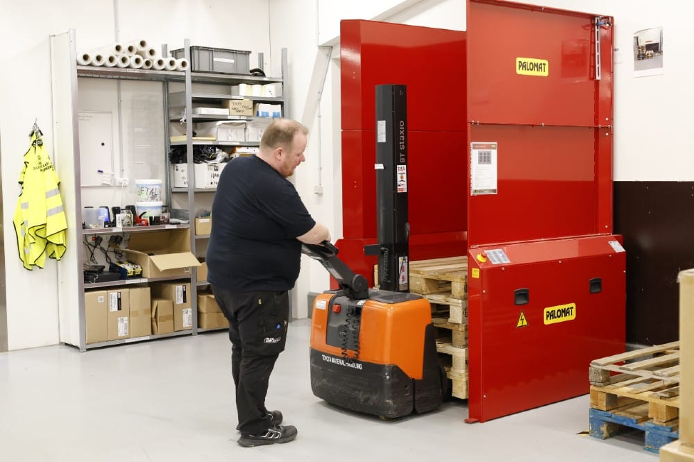 AO Workwear skaber orden og arbejdsglæde med effektiv pallehåndtering