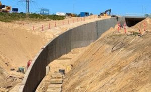 Den færdige støttemur, som bl.a. er fremstillet med forsøgscement fra CALLISTE-projektet. Foto: IBF.