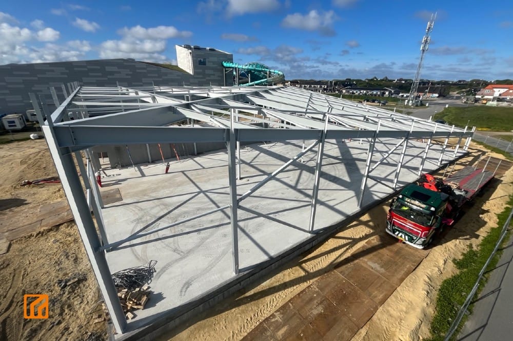 Skrånende stålkonstruktion til Lalandia i Søndervig