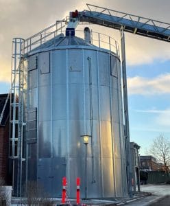 Billedet ovenfor viser ny silo med Weiss NFU udmadningsystem leveret til en stor dansk virksomhed.