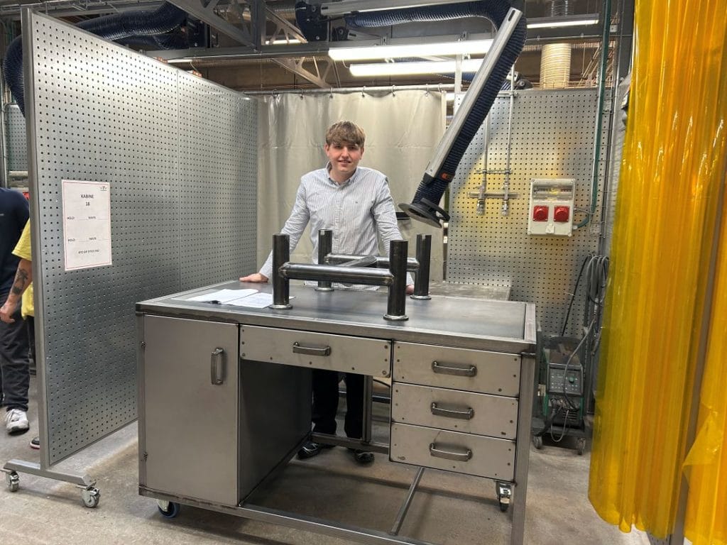 For Benjamin er svendebrevet ikke afslutningen på hans tid hos DS Stålkonstruktion, men derimod begyndelsen på et nyt arbejdsliv