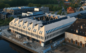 I det historiske Kuglegården på Holmen i København har Komproment, Bygma og Byggeselskab Mogens de Linde netop afsluttet arbejdet med facadeløsningerne til to nyopførte bygninger.