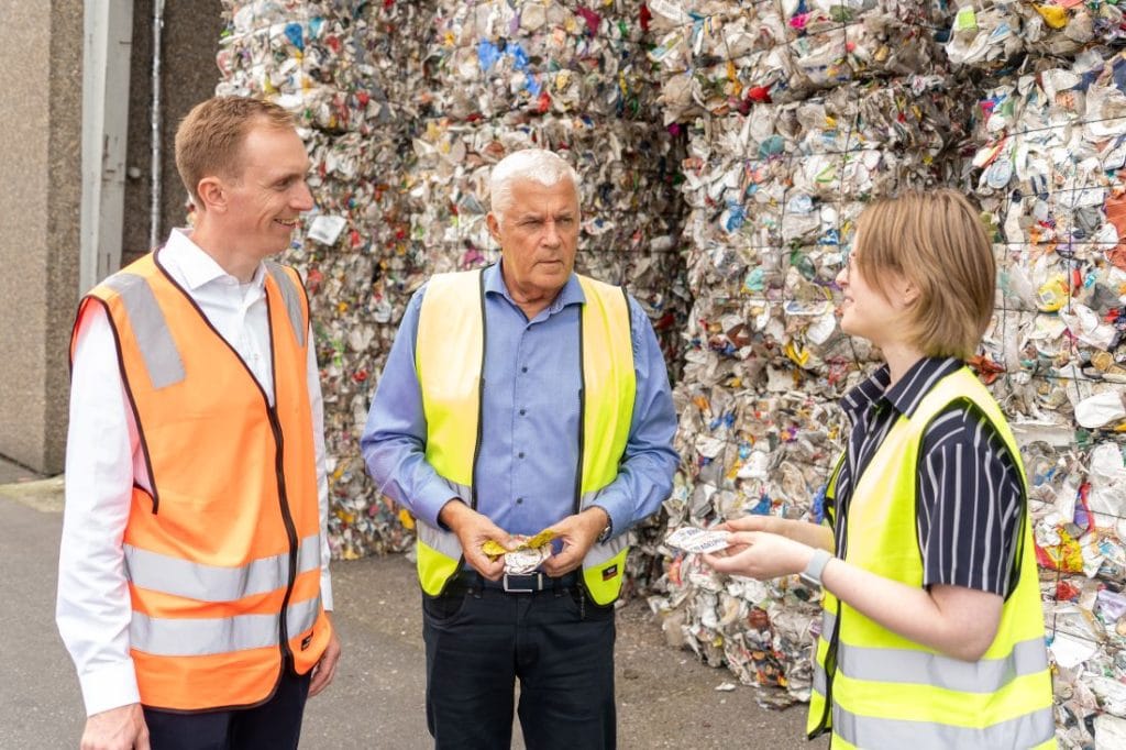 Forretningsleder Per Sigaard Christensen, Teknologisk Institut, adm. direktør Franz Cuculiza og produktudvikler Maja H. Mikkelsen fra plastgenanvendelsesvirksomheden Aage Vestergaard Larsen.