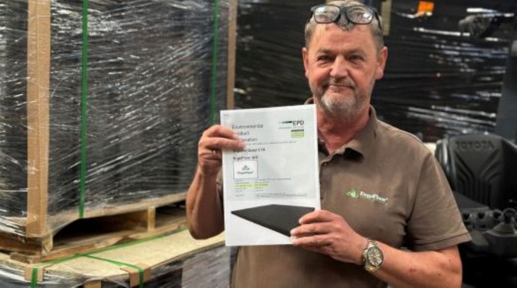 “ErgoFloor A/S har arbejdet med miljøvaredeklarationer og har nu produktspecifikke EPD (Environmental Product Declaration) på udvalgte produkter. Miljøvaredeklarationer (EPD) er et vigtigt værktøj til at fremme bæredygtighed, gennemsigtighed og ansvarlighed i produktion og forbrug, hvilket bidrager til en mere bæredygtig fremtid,” siger Michael Moric, ejer af ErgoFloor.