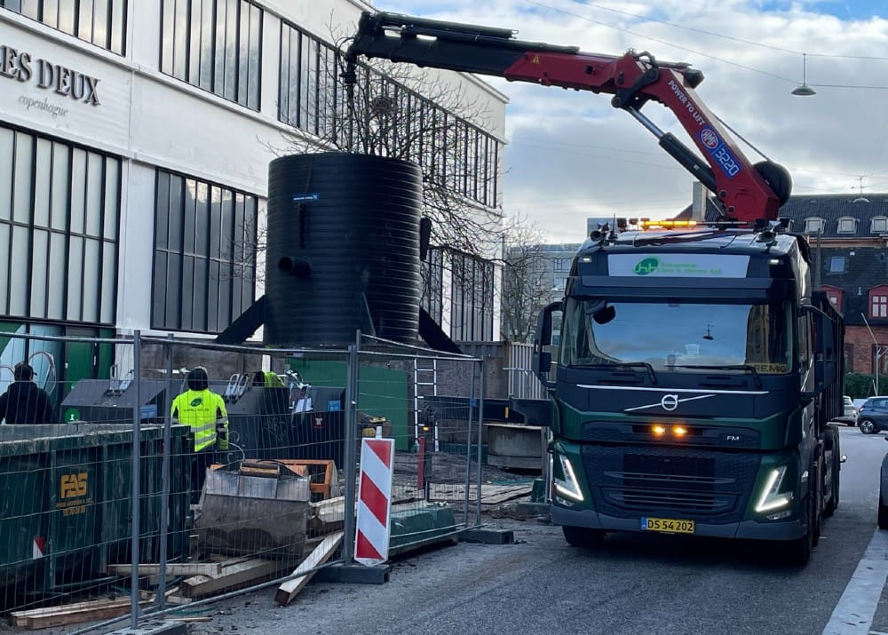 Grundfos har udviklet løsninger, der kombinerer pumpeteknologi med gravitationssystemer, så pumperne kun aktiveres i ekstreme situationer med kraftigt tilbageløb. Et eksempel er Hybrid ByPass-løsningen, der kan håndtere store mængder og reducere både strømforbrug og CO₂-udledning.
