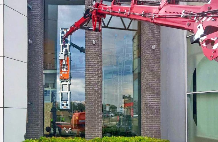 Effektiv og sikker glasmontage med kompakte kraner og glassug