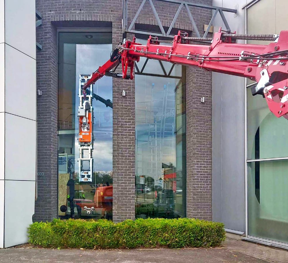 Effektiv og sikker glasmontage med kompakte kraner og glassug