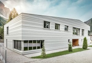 Militærbygning med moderne, hvid aluminiumsfacade: Kasernen "Tempesti"