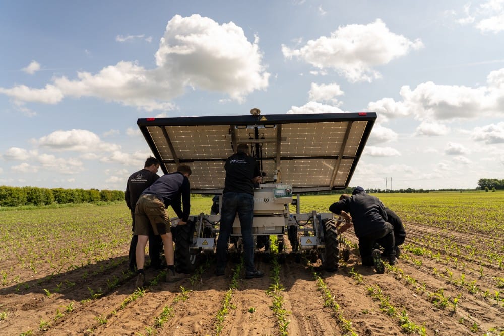 FarmDroids nye såsystem +Seed 14 øger afkastet af investeringen i en markrobot, fordi robotten ikke længere er begrænset til de traditionelle småfrøede afgrøder. De soldrevne robotter sår og luger allerede marker i over 20 lande