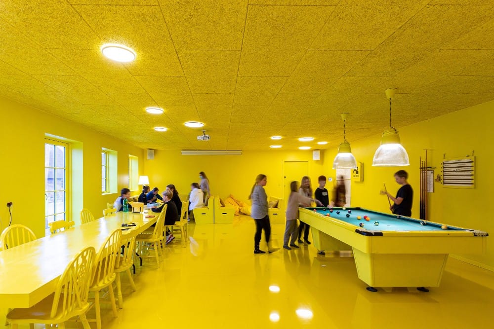 Lydabsorberende træbetonplader fra Troldtekt anvendes ofte som akustikloft i institutioner for børn og unge - Foto: Helene Høyer Mikkelsen, architect