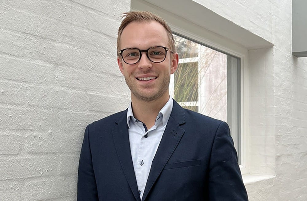 Vores nordiske byer står overfor stigende udfordringer med kraftigere og hyppigere regnskyl. Det stiller krav til, hvordan vi fremtidssikrer vores byer, så de både kan håndtere store mængder regnvand og samtidig skabe attraktive, grønne byrum. Derfor har Wavin udnævnt Mathias Poulsen som ny nordisk produktchef for UCR – Urban Climate Resilience.