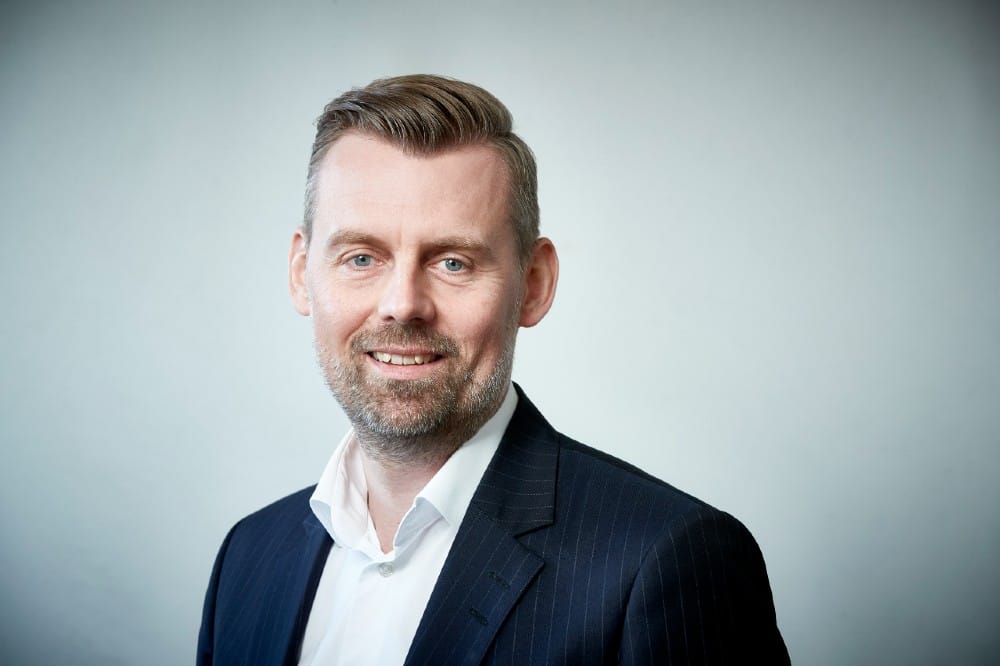 Henrik Brogens, Salgschef VVS hos Wavin, ser frem til at præsentere virksomhedens intelligente og fremtidssikrede løsninger på Dansk Fjernvarmes Landsmøde – herunder Calefa II og den kommende beholderløsning Convena, der begge understøtter den grønne omstilling i fjernvarmebranchen. 