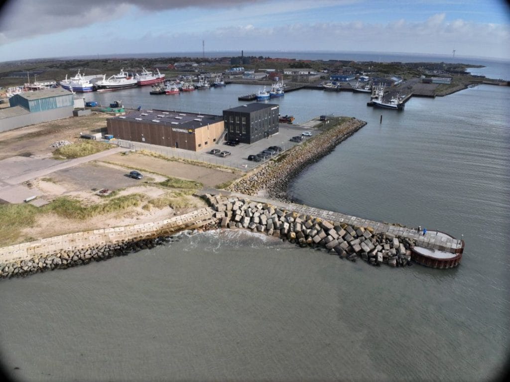 Her skal CG Jensens vandbyggere i hovedentreprise for Port of Hvide Sande opføre en 120 meter lang Nordvestkaj med en 8.000 kvadratmeter stor kajvej og et oplagsområde med cargovægge til håndtering af bulkvarer.