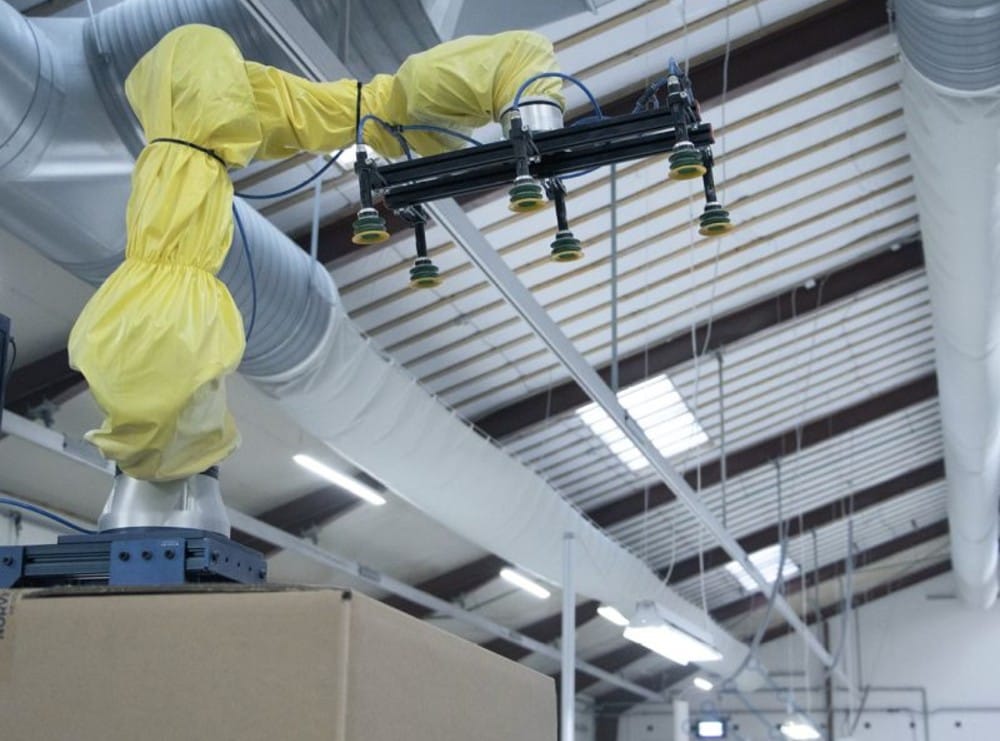 Nu løfter robotten både kasser og stemningen hos Norvigroup