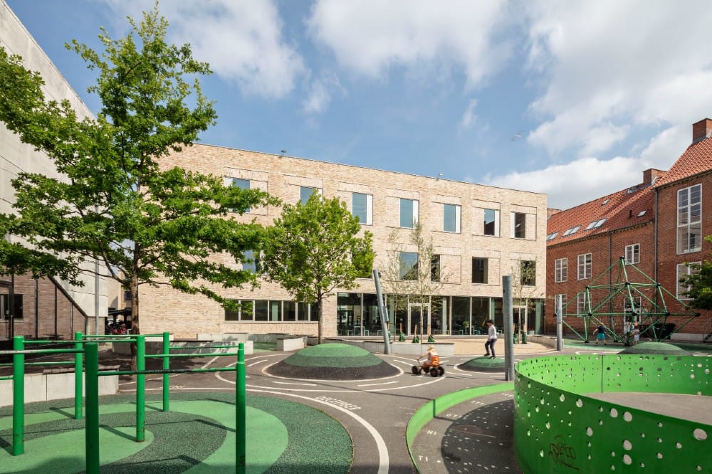 Efter næsten 10 års planlægning og byggeri er anden etape af renoveringen og udvidelsen af Damhusengens Skole i Vanløse nu færdig. Projektet samler de tidligere Vanløse- og Hyltebjerg Skoler til én stor skole, udført af Enemærke & Petersen i TRUST-regi. Når sidste etape er klar, bliver skolen Danmarks største folkeskole. Fotokredit: Laura Stamer