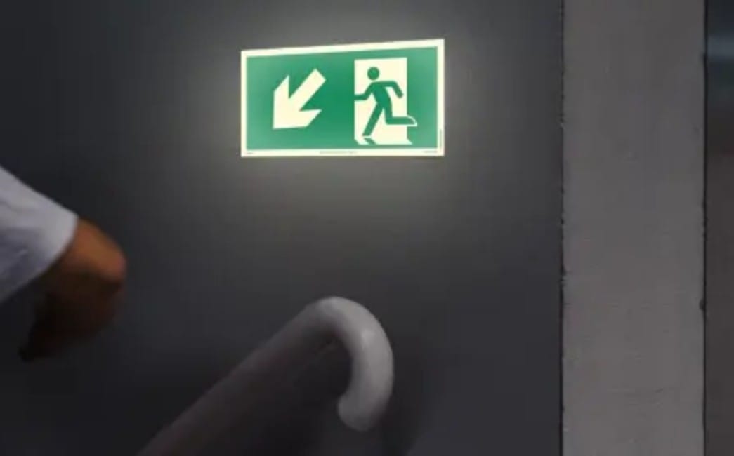 Efterlysende skilte vs elektriske skilte?