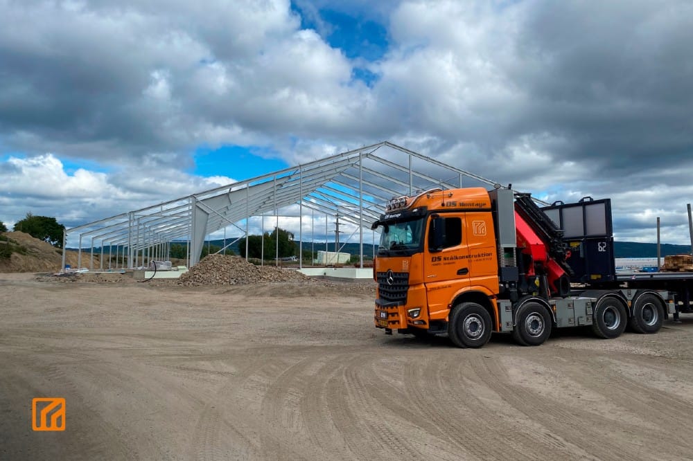 I Norge har DS Stålkonstruktion for nyligt leveret og monteret stålkonstruktioner til en ny og moderne kostald, der bygges af Fjøssystemer.