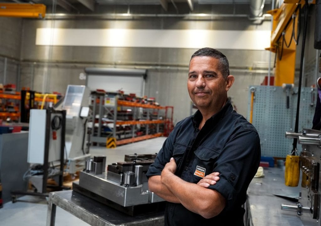 Henrik Ogaard Sørensen har været en del af produktionen i over to årtier hos Simpson Strong-Tie i Horsens, hvor udvikling og produktion nu foregår side om side. 