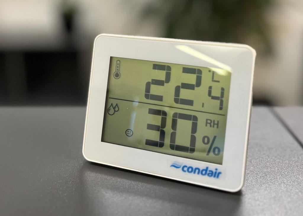 Når vinteren kommer, falder temperaturerne, og det samme gør luftfugtigheden indendørs. Dette kan skabe en række problemer for både maskiner, produktion og medarbejdere.