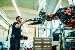 I rapporten er 300 SMV'ere blevet spurgt om deres anvendelse af kunstig intelligens til produktionsrelaterede opgaver som computer vision, dataanalyse af produktionsprocesser, automatisering af arbejdsgange og styring af robotter. Foto_ Teknologisk Institut