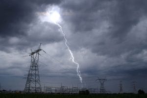 Selvom det lyder beskedent, kan selv kortvarige afbrydelser koste dyrt. Ifølge research- og rådgivningsfirmaet Gartner kan nedetid koste danske virksomheder op mod 40.000 kr. i tabte indtægter – hvert minut. For større virksomheder kan det hurtigt løbe op i millioner.