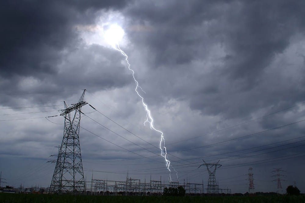 Selvom det lyder beskedent, kan selv kortvarige afbrydelser koste dyrt. Ifølge research- og rådgivningsfirmaet Gartner kan nedetid koste danske virksomheder op mod 40.000 kr. i tabte indtægter – hvert minut. For større virksomheder kan det hurtigt løbe op i millioner.