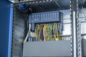 SIMATIC WinCC V8 kan integreres med både moderne og ældre kontrolsystemer, hvilket giver maksimal fleksibilitet i driften.