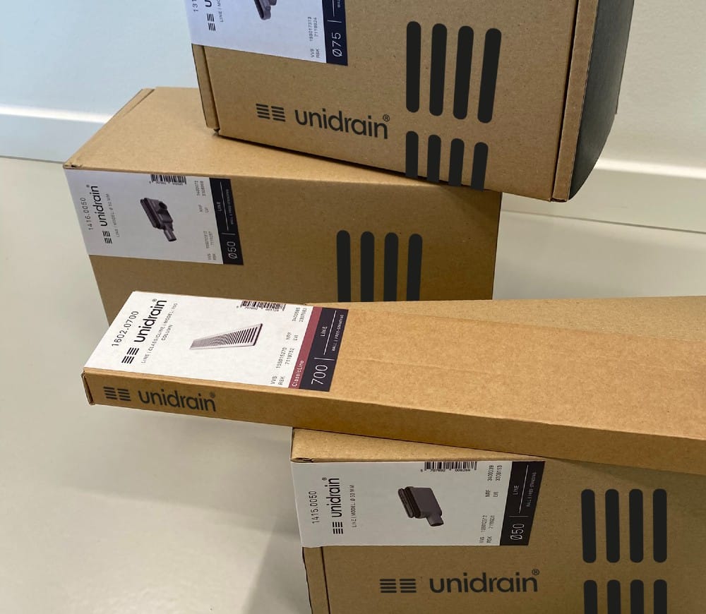 Sådan kommer emballagen om Unidrains produkter fremover til at se ud: brune bokse af FSC-certificeret genbrugspap som led i et reduceret ressourceforbrug. 