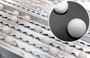 Hoppebolde af gummi godkendt til fødevarekontakt benyttes i anerkendt rense- og sorteringsmaskiner fra Cimbria (baggrundsfoto: Cimbria A/S)