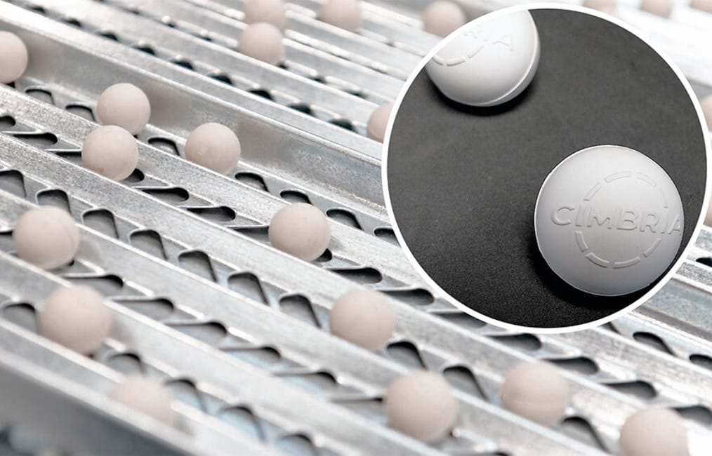 Hoppebolde af gummi godkendt til fødevarekontakt benyttes i anerkendt rense- og sorteringsmaskiner fra Cimbria (baggrundsfoto: Cimbria A/S)