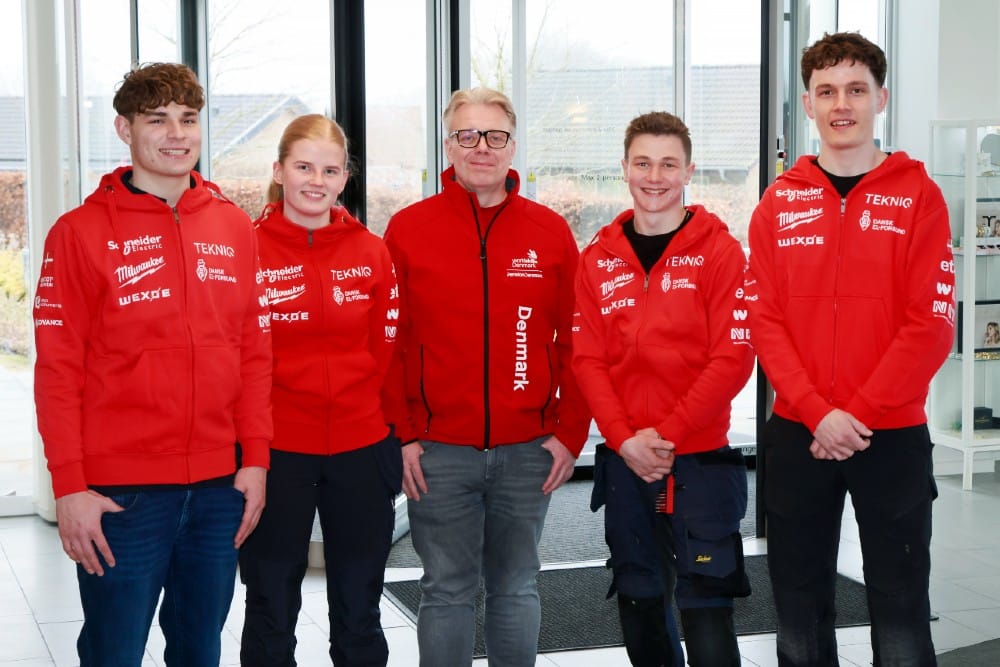 (fra venstre: Johannes Lund, elektrikerlærling hos Kjærgaard A/S, Ida Peilicke Jacobsen, elektrikerlærling hos Erik Lytzen A/S, Peter Sikora, landstræner for elektrikerlandsholdet, Christoffer Daugsch, elektrikerlærling hos Hansen EL A/S og Asbjørn Peter Vinter Alsing, elektrikerlærling hos Selskov Elektric ApS.)