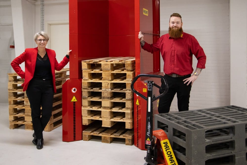 Majbritt Svane og Kim Løvholm med den nye version af pallestableren Palomat Greenline, der sprænger grænserne for fleksibel pallehåndtering ved at kunne håndtere mere end 90 procent af markedets standardpaller. 