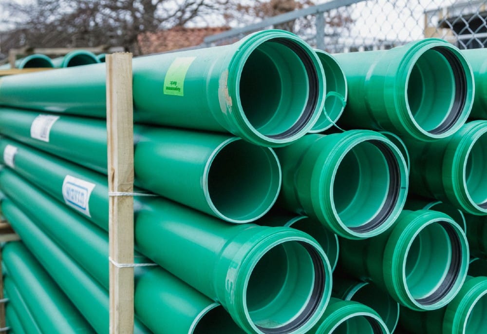 Green Connect 2000 rørene adskiller sig på flere punkter fra de spildevandsrør, der traditionelt anvendes i Danmark. Hvor danske spildevandsrør typisk er rødbrune eller orange, er Green Connect 2000 kendetegnet ved sin grønne farve. Samtidig er rørene produceret efter en standard (EN14758), som endnu ikke er udbredt på det danske marked.