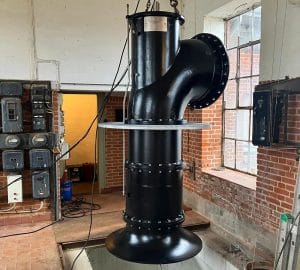 Vi har leveret og installeret en ny pumpe til Landvindingslaget Råby Tørringe ved Randers Fjord. Den skal erstatte én af de tre pumper i pumpestationen, der har kørt siden 1960.