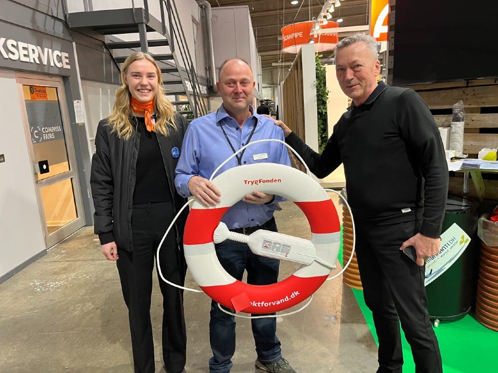 Formanden for Danske Kloakmestre Verner H. Kristiansen havde lovet at krydse Mariager Fjord i en septiktank, hvis besøgstallet skulle runde 5.000 - så lidt over middag fredag kom Lars Søndergaard og Janne Haudrum fra MESSE C forbi med en redningskrans og nyheden om, at man netop havde rundet det magiske tal.