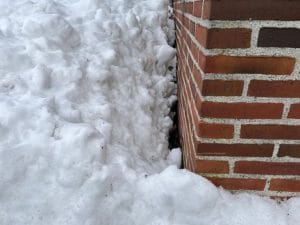 Når temperaturen stiger, bliver de store snemængder pludselig til store mængder vand meget tæt på bygningen. Det vand skal ledes sikkert væk. Foto: Teknologisk Institut